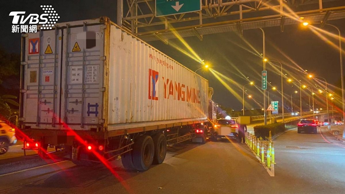 只見計程車被卡在聯結車與護欄中間，車輛動彈不得。（圖／TVBS）