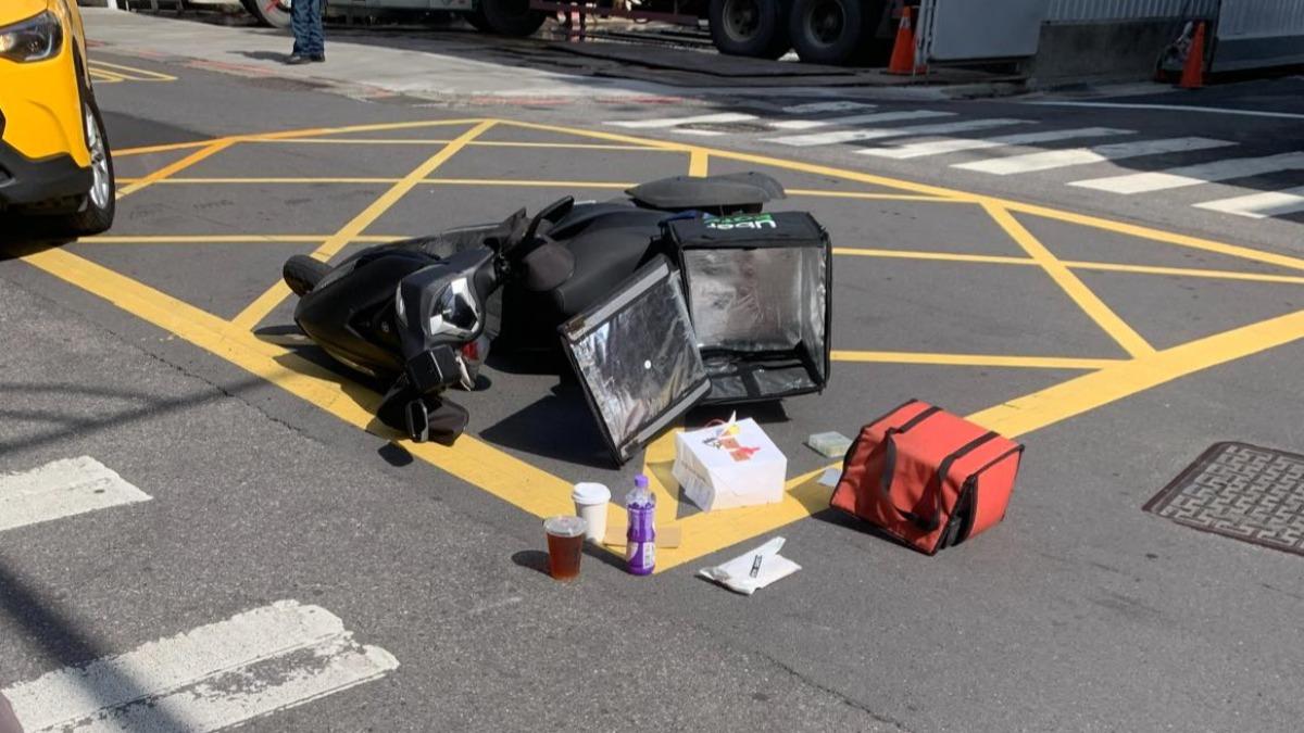 原PO摔車後發現餐點中的3杯飲料竟都沒事，直直放好在路上。（圖／翻攝自路上觀察學院臉書）