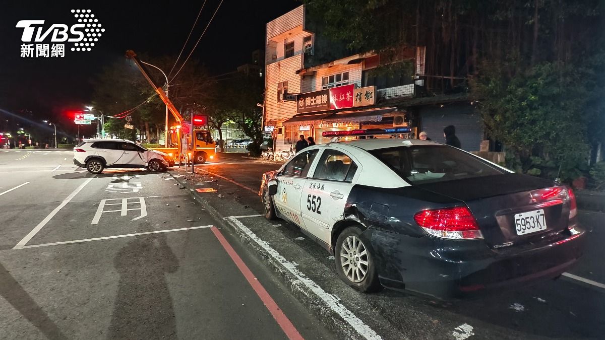 警車後照鏡被撞斷，左側留下大片撞擊痕跡。（圖／陳冠宇攝）