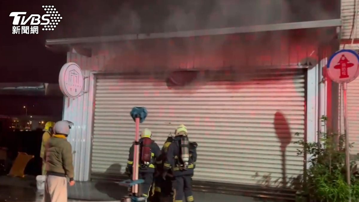 延燒至隔壁鐵皮屋。（圖／TVBS）