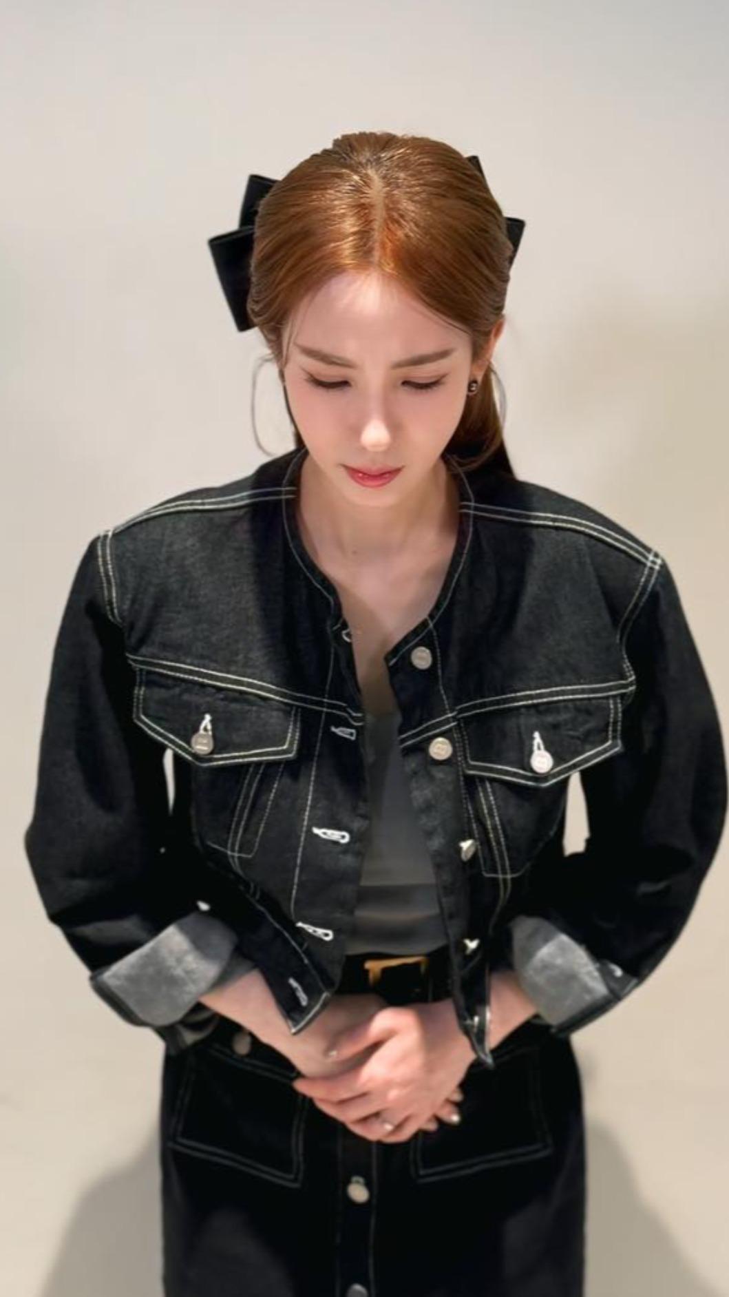 愛雅向顧客鞠躬。（圖／翻攝愛雅臉書）