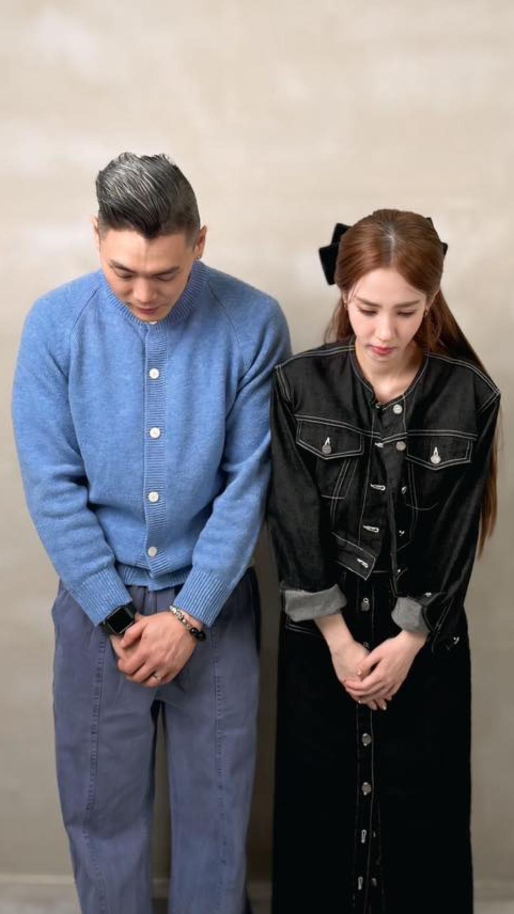 愛雅和老公鞠躬道歉。（圖／翻攝愛雅臉書）