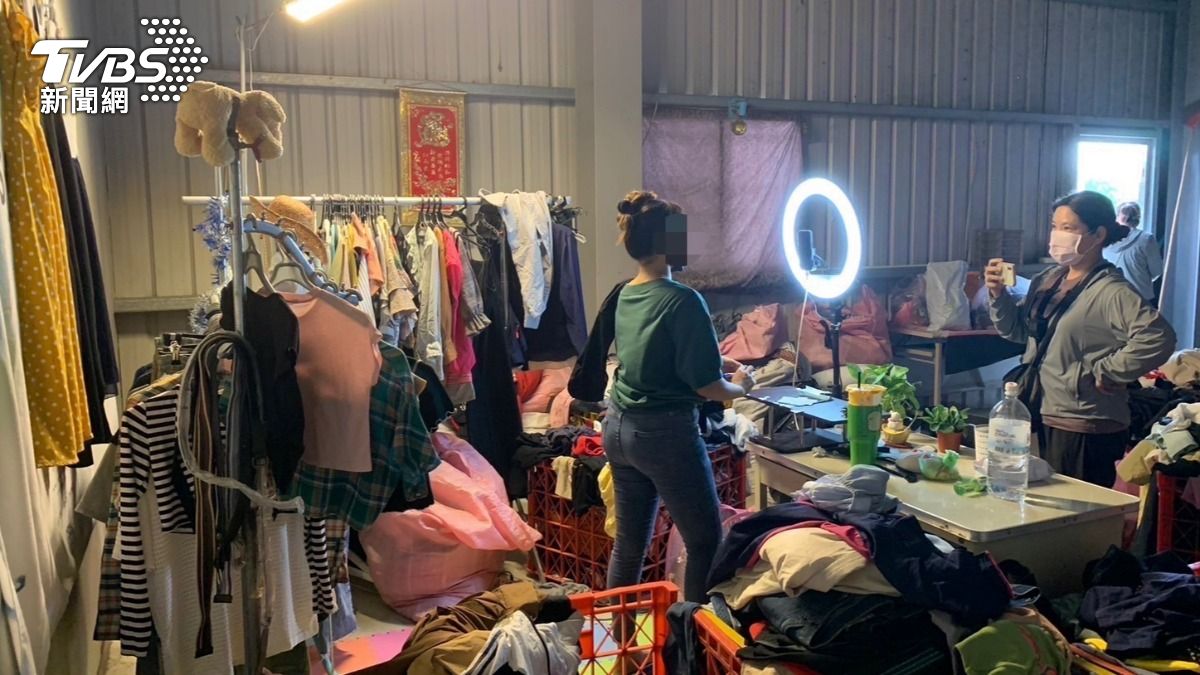 賣衣直播區外竟堆放大量二手回收衣物。（圖／TVBS）