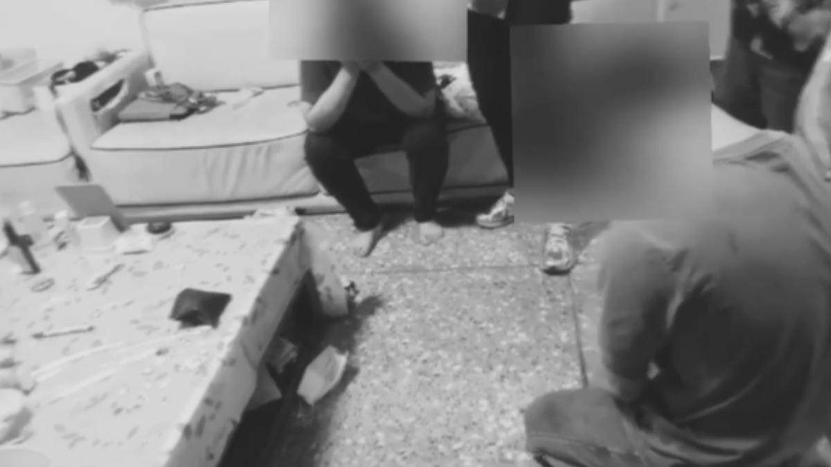 台中33歲朱姓男子販毒被逮下跪懺悔，目睹上銬過程的媽媽淚崩質問「為什麼都講不聽？」。（圖／TVBS）
