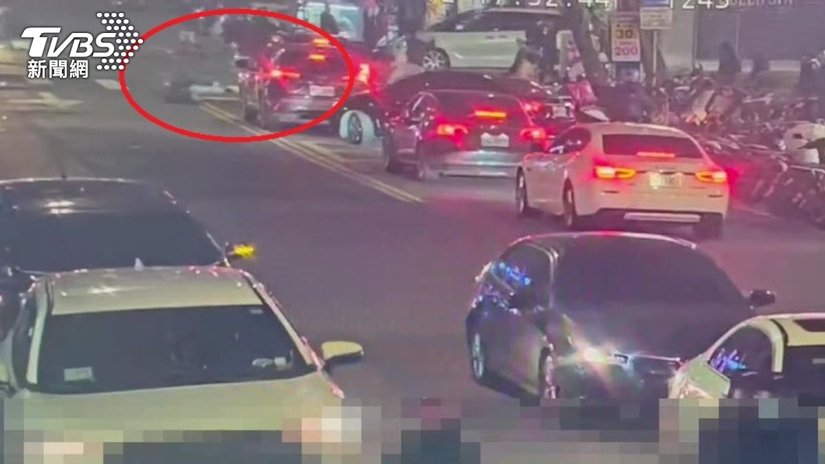 雙方在大馬路上爆發打架衝突。（圖／TVBS）