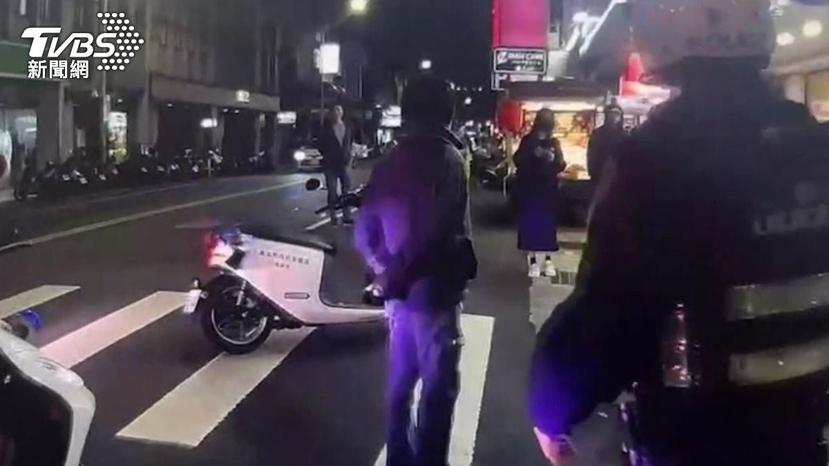 警方到場控制場面。（圖／TVBS）