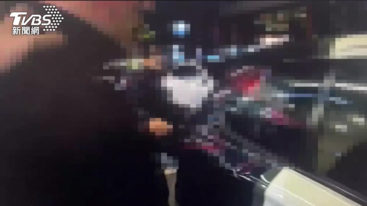 嫌犯被警方帶上警車。（圖／TVBS）