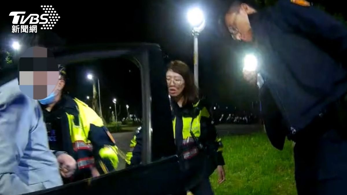 BMW駕駛酒駕昏睡卡路中央，警員到場關切後他才驚醒。（圖／TVBS）