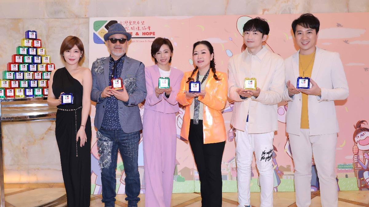 王瞳（左3）想到艾成就淚崩。（圖／台灣愛與希望國際關懷協會提供）