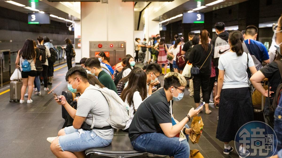 若在高鐵站內待超過3.5小時，出站時會被加收2,500元。（示意圖，本刊資料照）