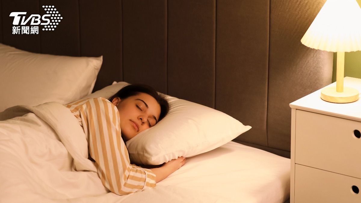 晚上睡不著怎麼辦？醫師教學可以試著離開床舖。（示意圖／shutterstock 達志影像）
