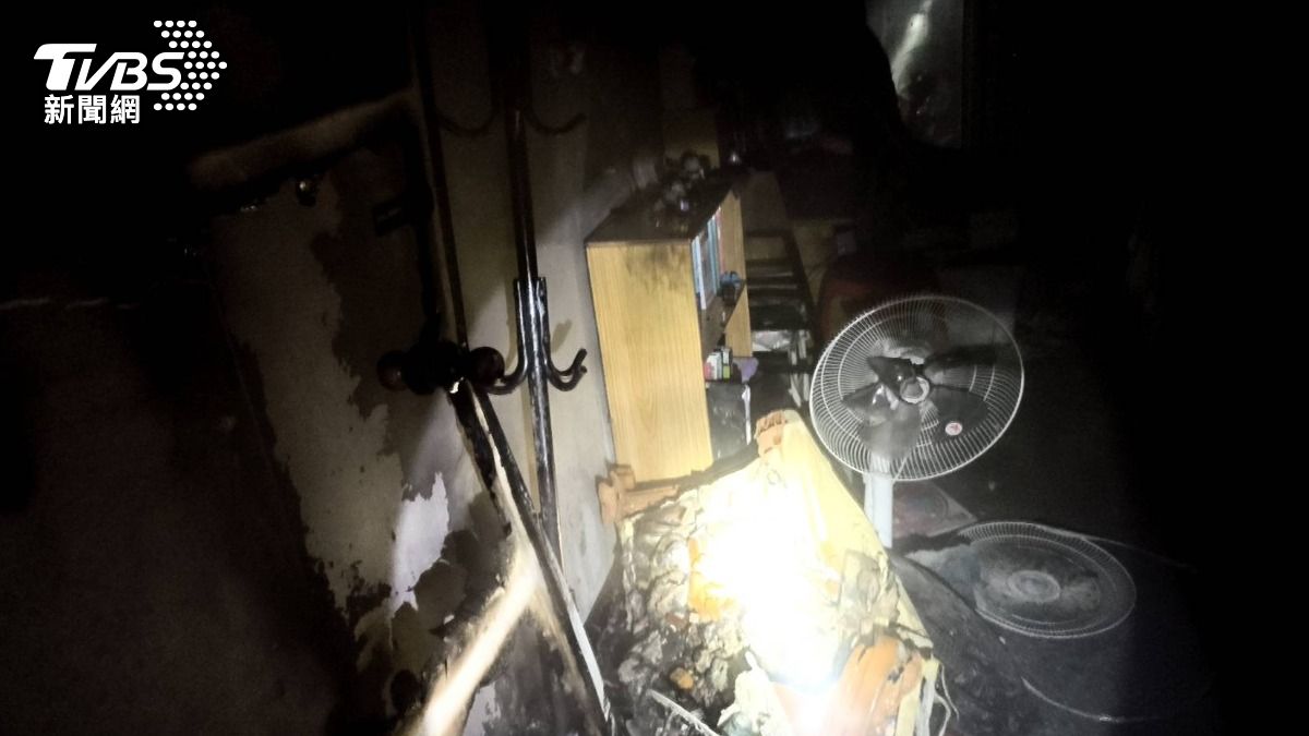 台南安平一間補習班晚間發生火警，一名女老師受困。（圖／TVBS）