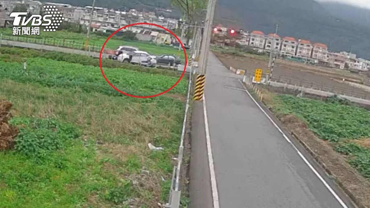 花蓮2婦人開車搶快相撞。（圖／TVBS）