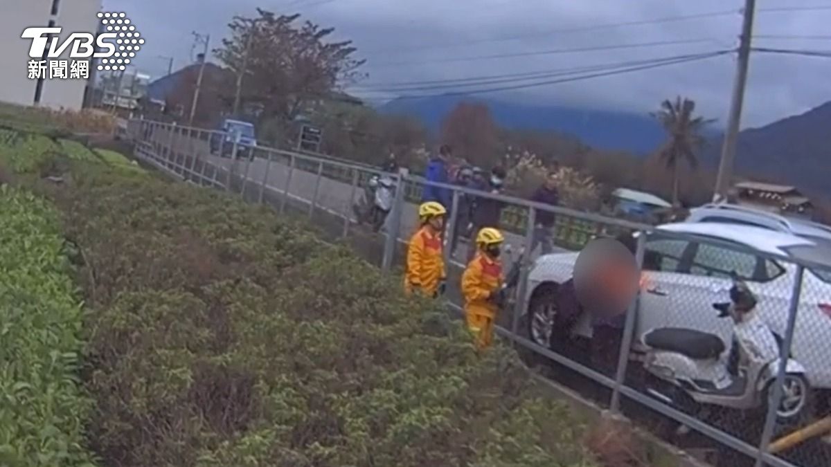 騎士慘被擠壓在稻田護欄邊。（圖／TVBS）