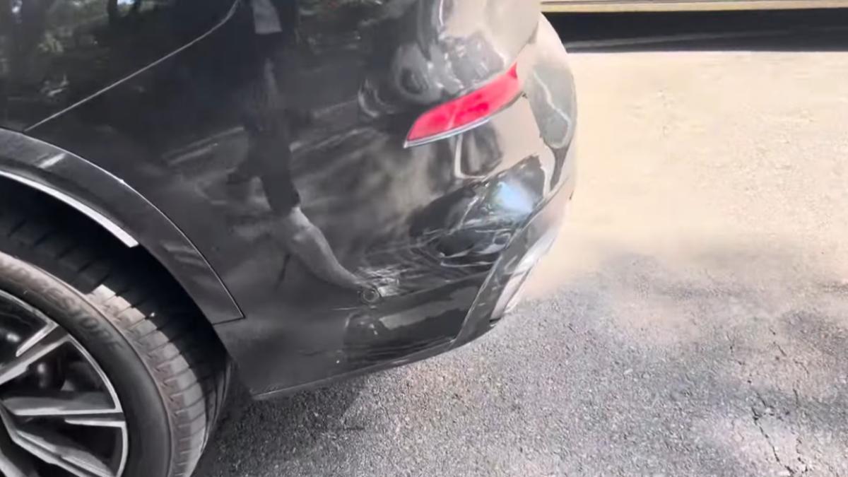 轎車被追尾傷痕累累。（圖／翻攝自「陳柏源-(閩南狼PYC)」YT頻道）