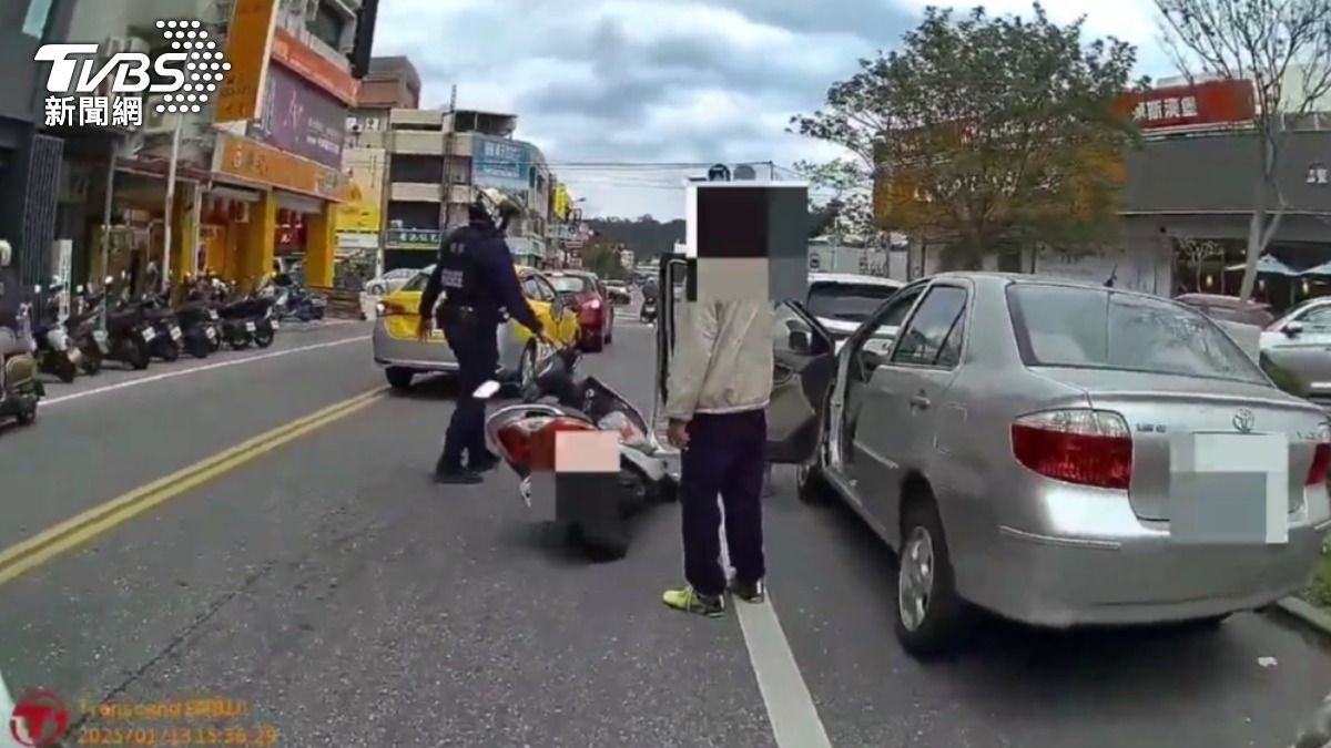 女騎士摔倒後手部擦傷濺血。（圖／TVBS）