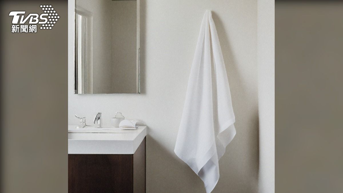 毛巾晾在廁所旁恐加劇病菌附著。（示意圖／shutterstock 達志影像）