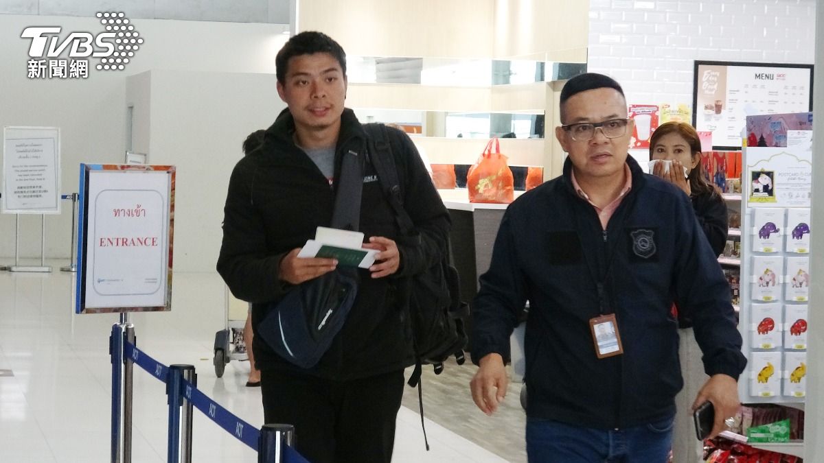 台灣火舞表演者謝岳鵬（左）2024年底遭騙至緬甸詐騙園區，在台灣警方和泰國警方積極合作下，14日早上搭機返回台灣。（圖／中央社）