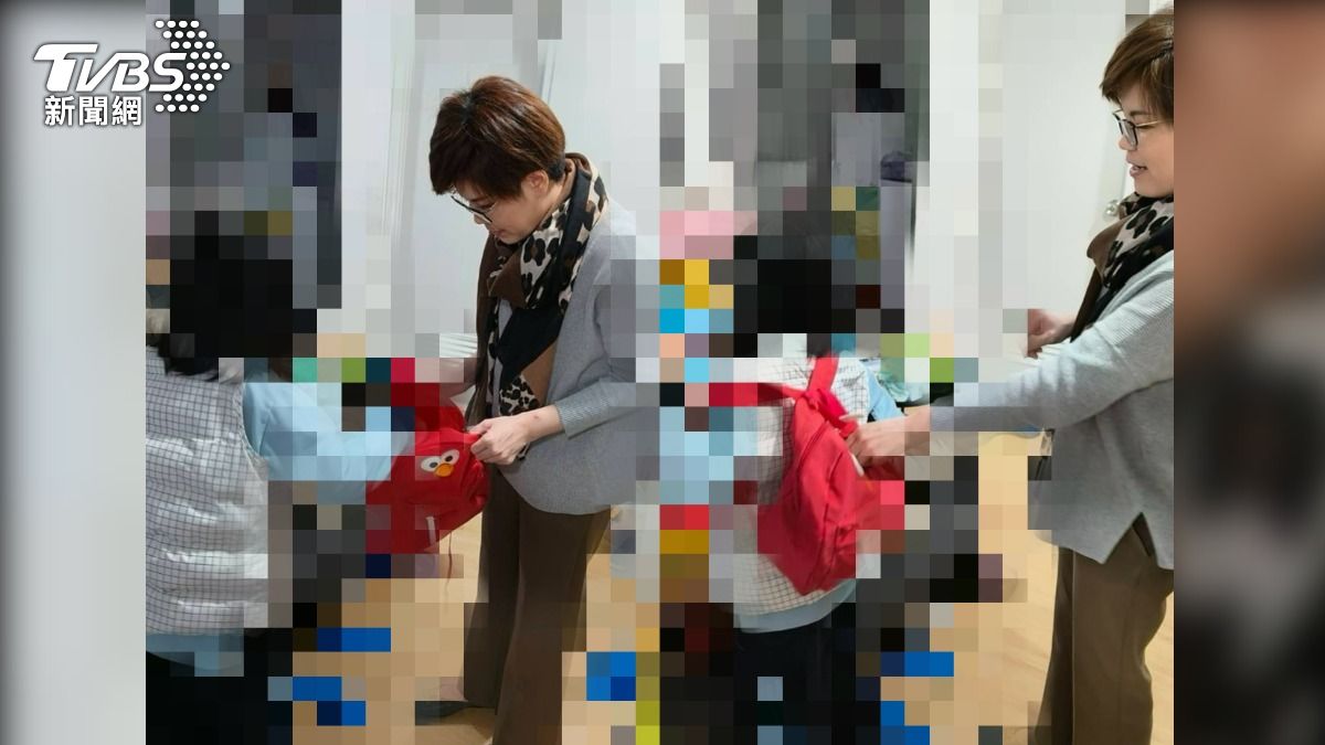 張員主動整理家中女兒已穿不下的衣物送到女童家。（圖／TVBS）