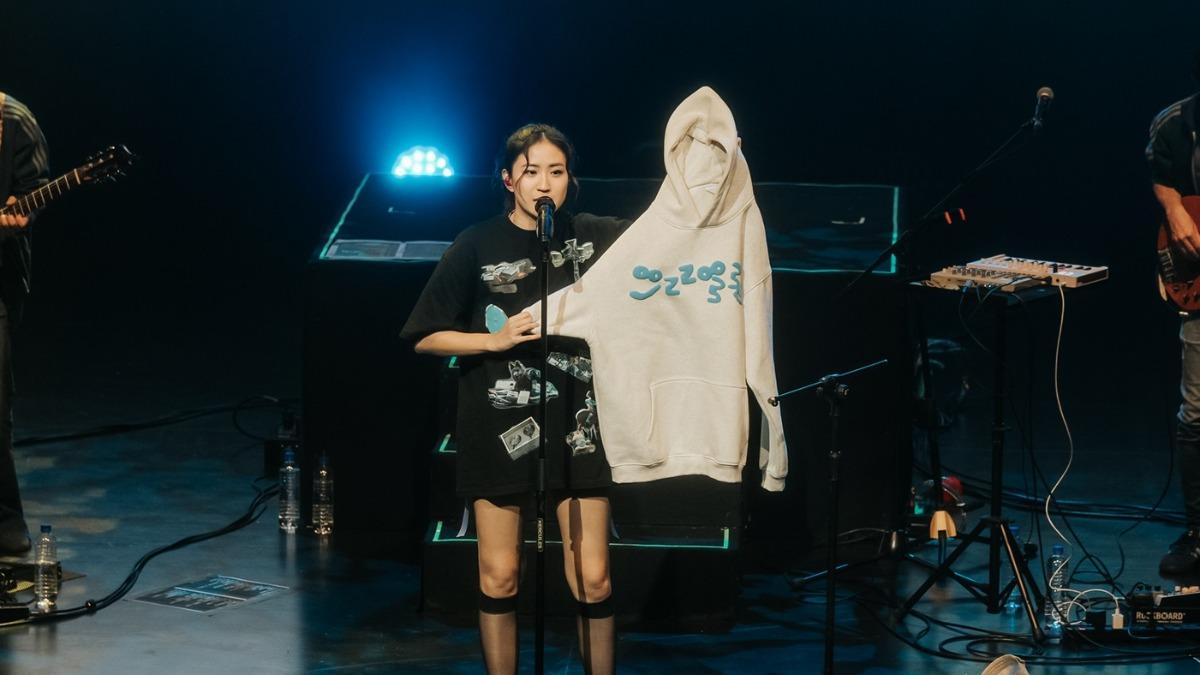 9m88為了介紹週邊商品，豁出去邊唱邊脫。（圖／KKLIVE X 爵士寶貝提供）