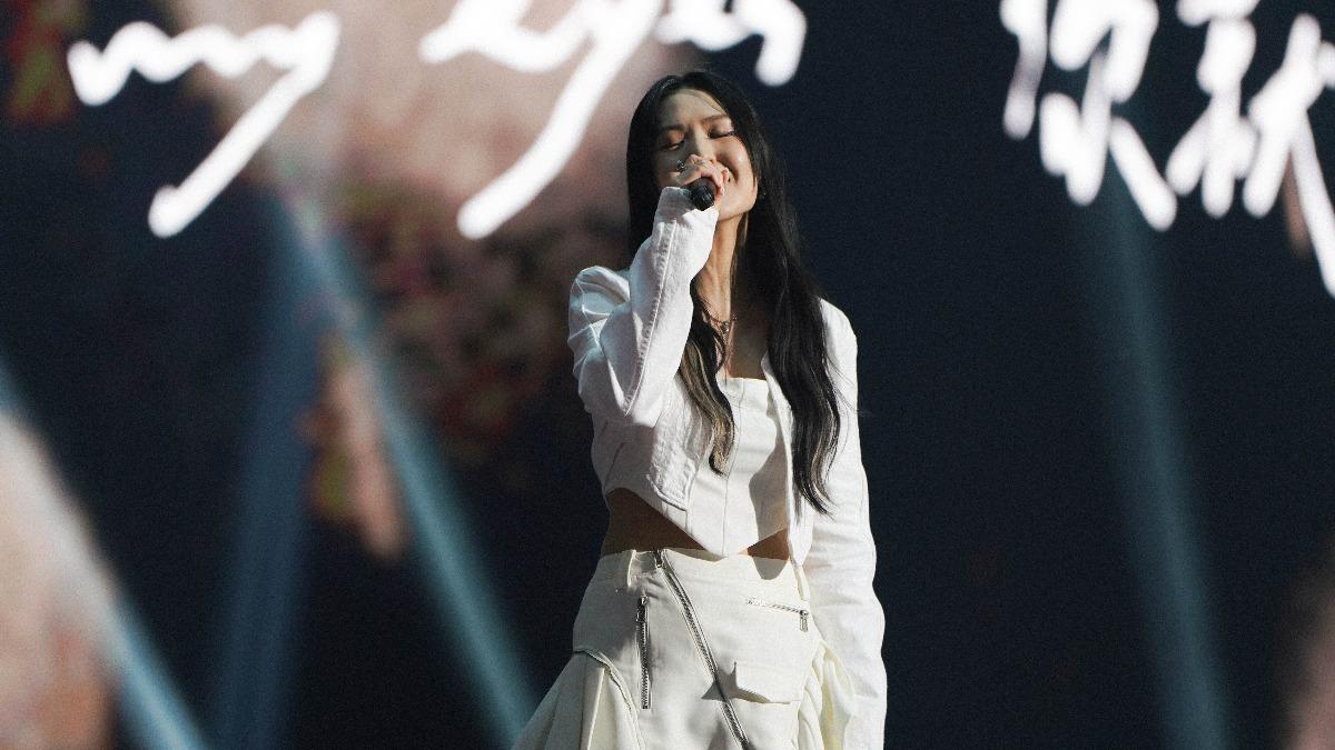 孫盛希再度登上《2025超級巨星紅白藝能大賞》演出。（圖／滾石唱片提供）