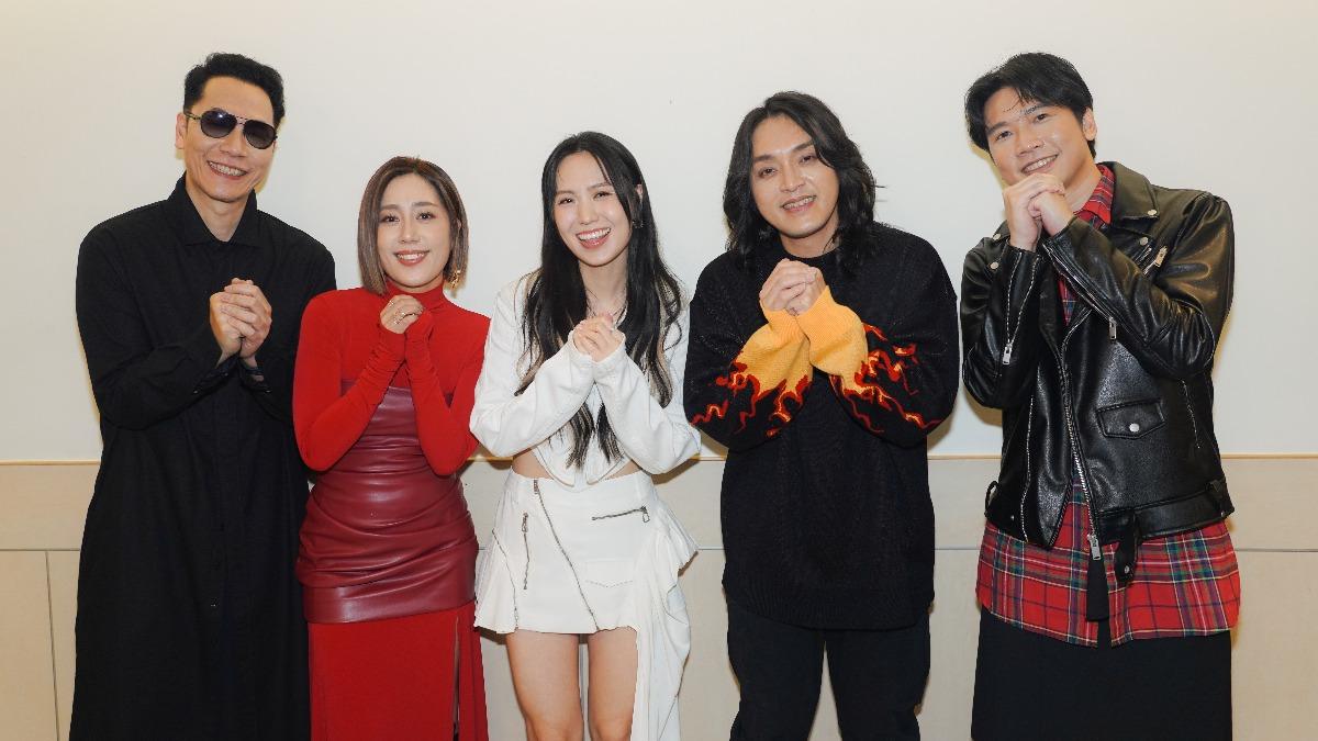 小男孩樂團和孫盛希開心向粉絲拜早年。（圖／滾石唱片提供）