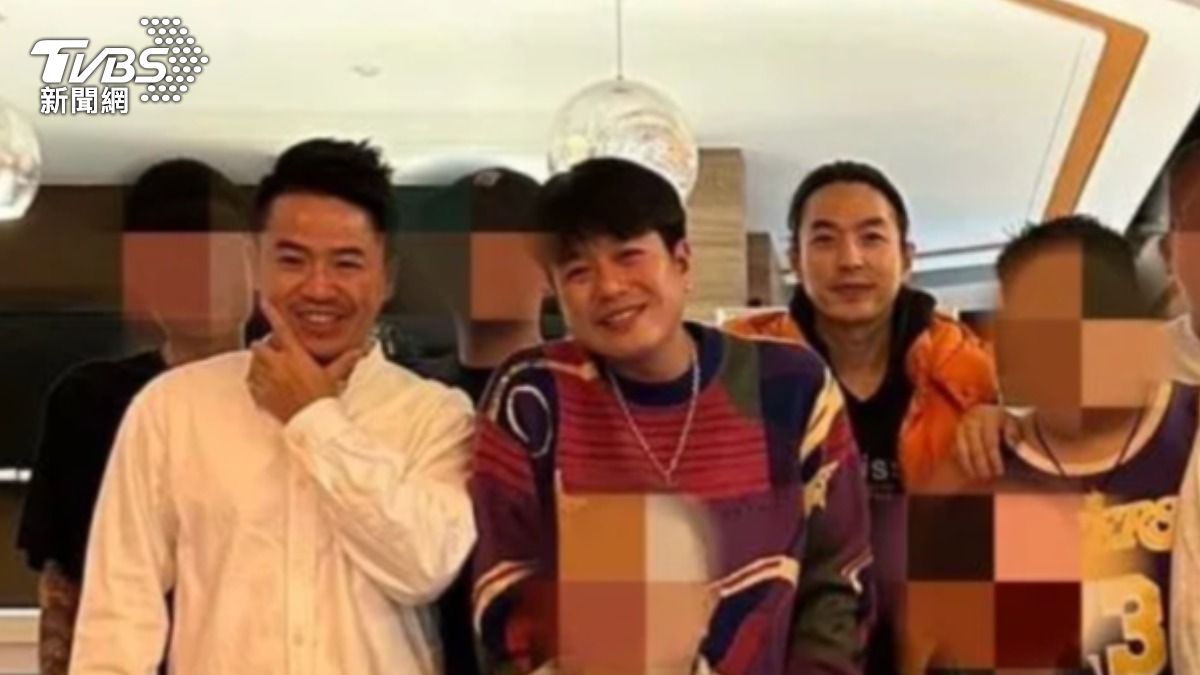 李易（中）2年前曾PO和李威（右）、一休過年團圓時的合照。（圖／翻攝自李易臉書）