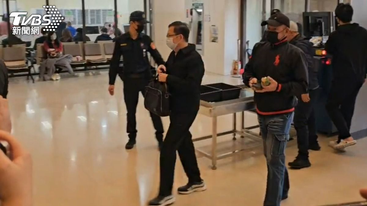 鄭文燦涉貪第三次開庭現身地院。（圖／TVBS）