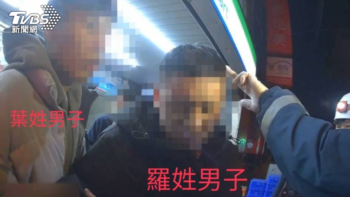 一名男子滿臉鮮血緊急送醫。（圖／TVBS）