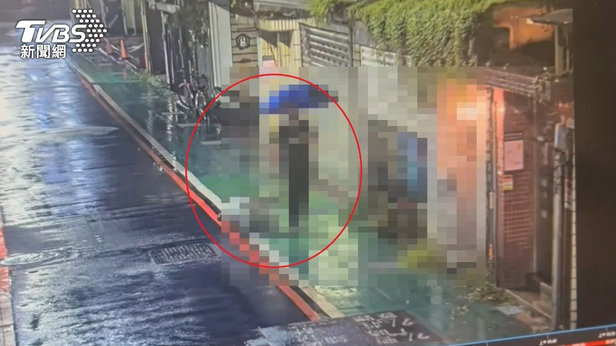 監視器拍下信眾利用推車運屍的過程。（圖／TVBS）