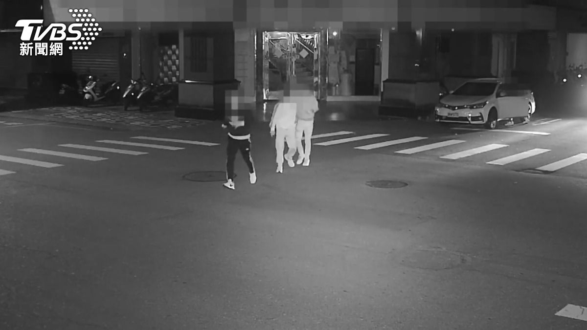 當時五名犯嫌打傷人後火速離開現場。（圖／TVBS）