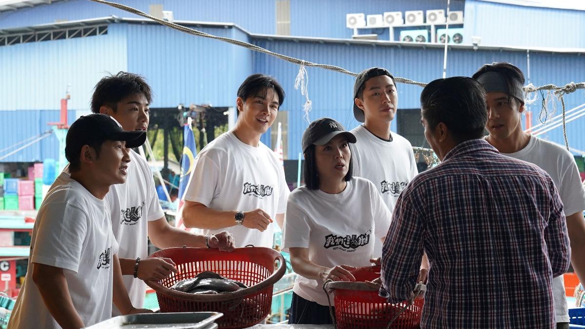 眾人一起採購食材。（圖／三立提供）