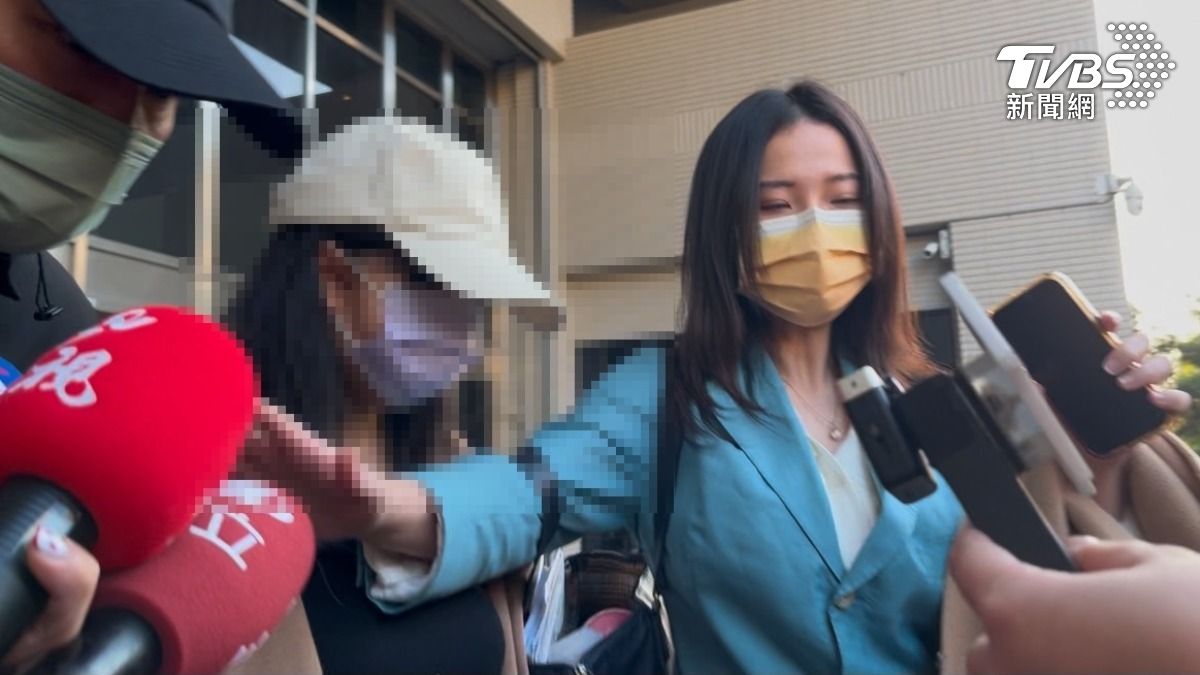少女媽媽離開地檢署。（圖／蕭沁梅攝）