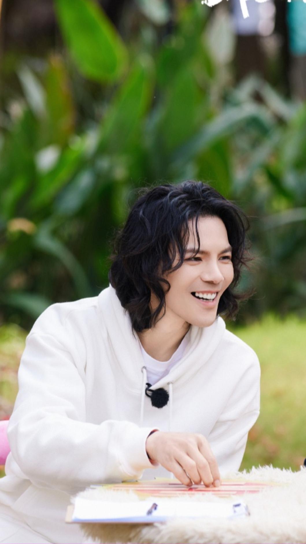 向佐近日登上綜藝節目《太陽市集》。（圖／翻攝自微博）