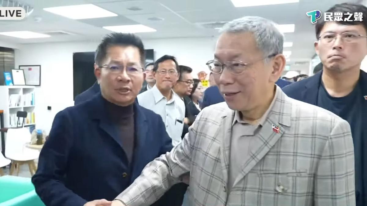 柯文哲回土城前，吳春城請他喊「壯世代加油」。（圖／翻攝自民眾之聲YT）