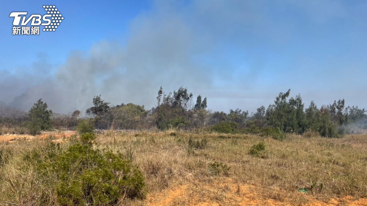 現場濃煙不斷竄出。（圖／TVBS）
