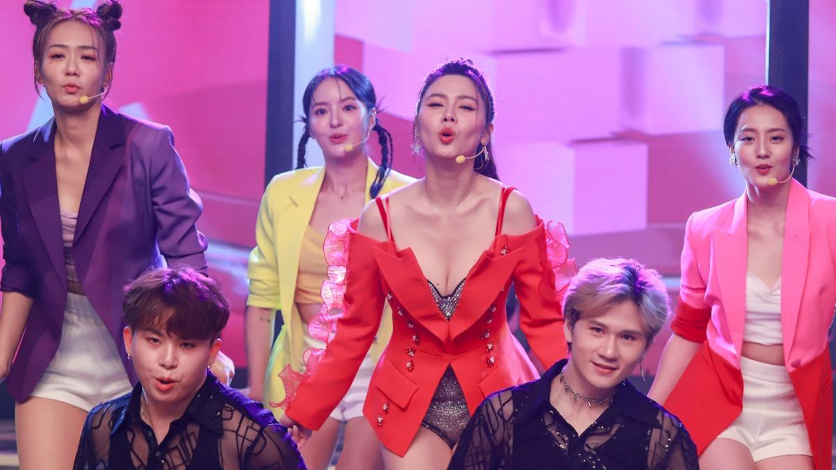 白家綺彎腰深溝一覽無遺。（圖／民視提供）