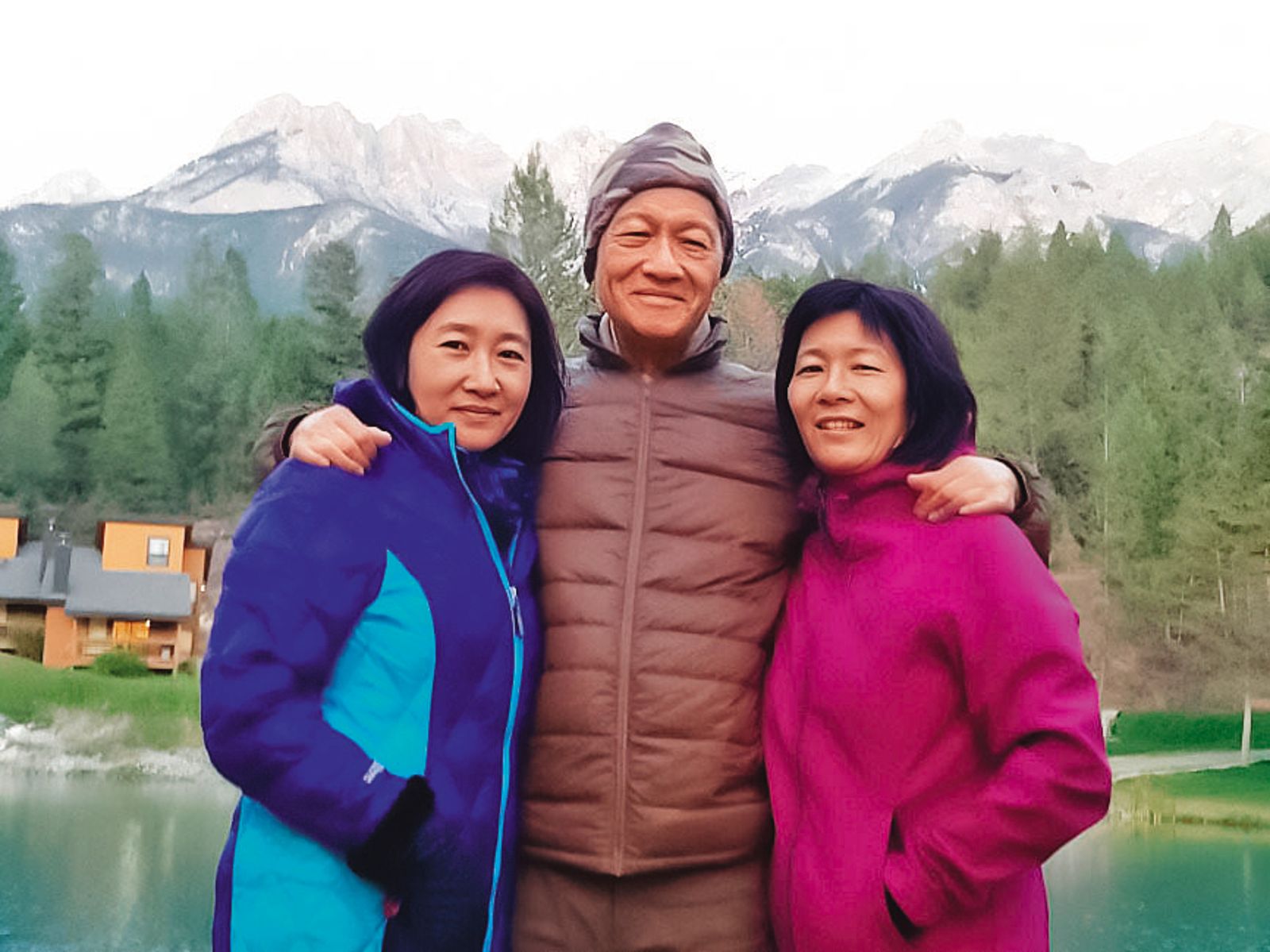 香港民主作家李怡（中）與2位女兒李小蕾（右）及李小蓓（左）感情深厚，他2022年暫居台灣期間病逝後，爆出新婚遺孀邱近思與女兒爭產案。（圖／翻攝自李怡臉書）