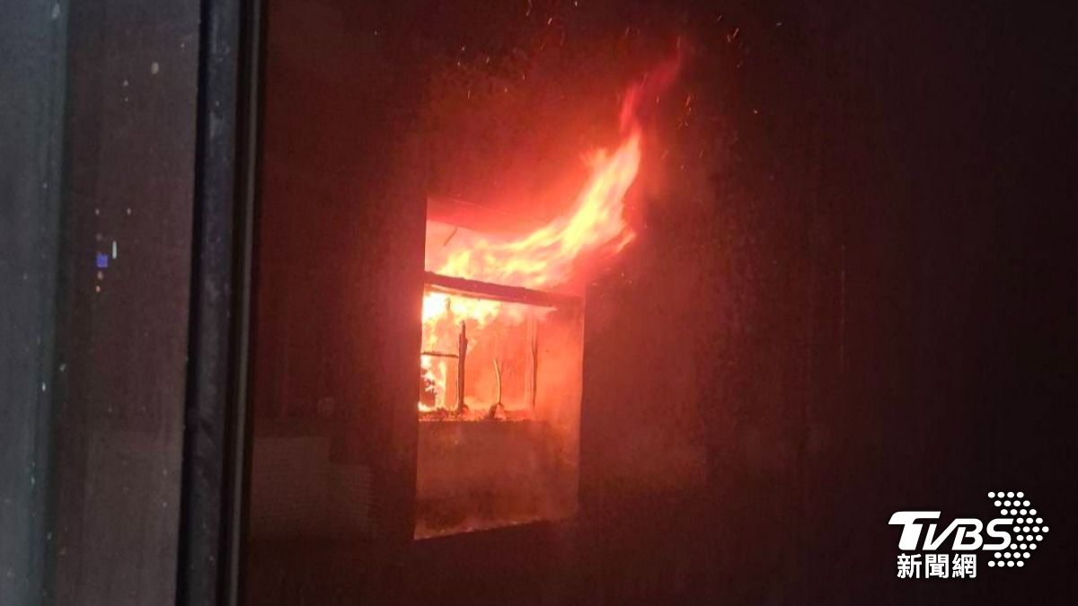 烈焰從窗戶竄出。（圖／TVBS）