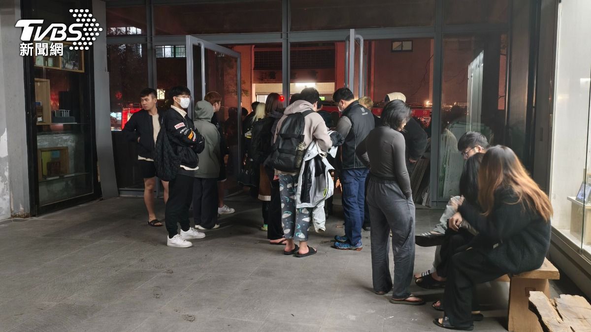 學生趕赴起火教室確認作品狀況。（圖／陳冠宇攝）