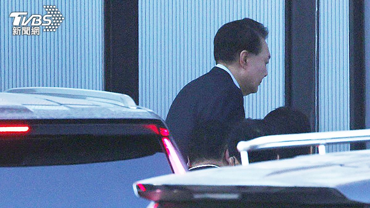 南韓總統尹錫悅被逮捕後，最新畫面曝光。（圖／達志影像美聯社）