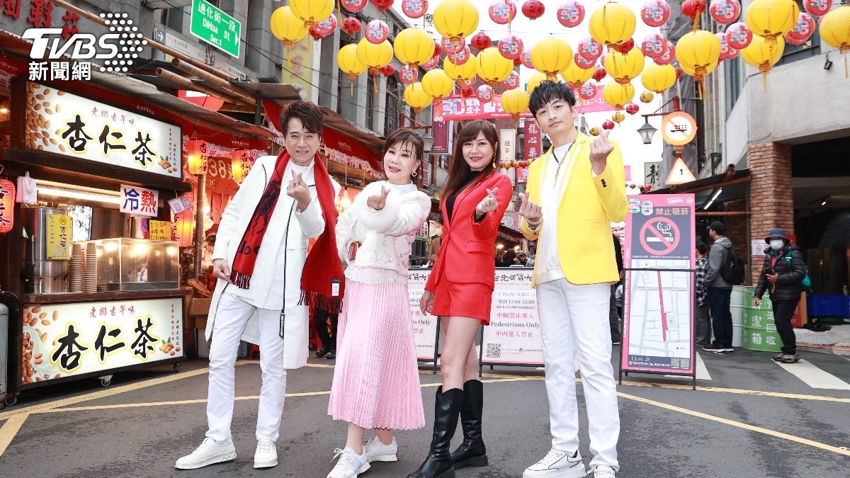 龍千玉帶師兄妹逛年貨大街。（圖／黃城碩攝）