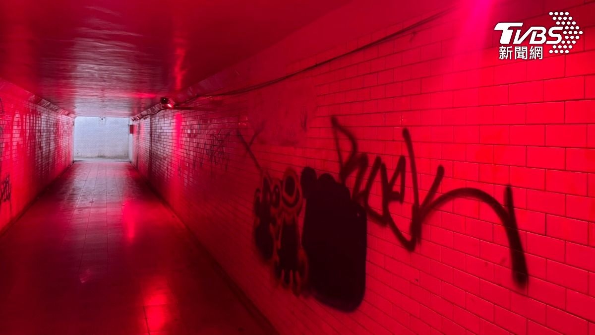 後庄火車站旁的地下人行道，遭不明人士在燈罩上塗上紅漆。（圖／TVBS）