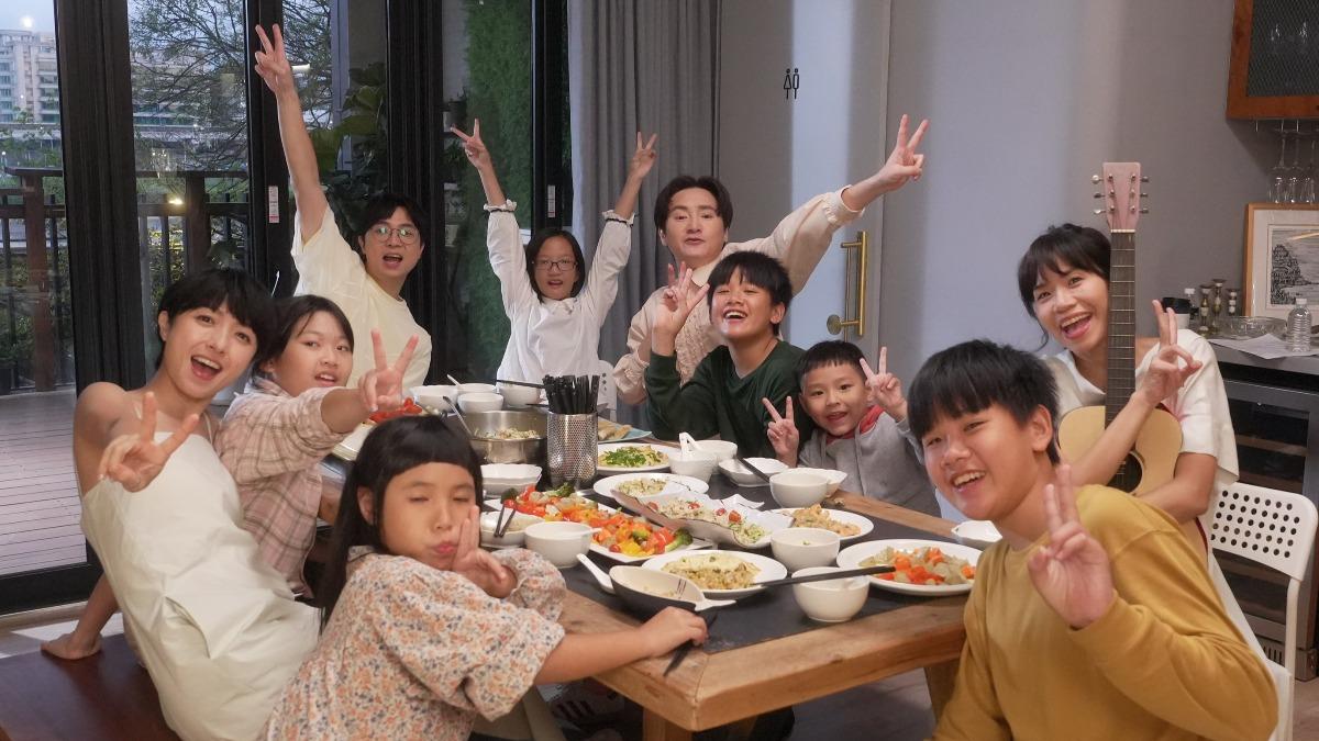 旺福和小朋友們度過歡樂時光，MV裡更是溫馨滿滿。（圖／旺福愛你提供）