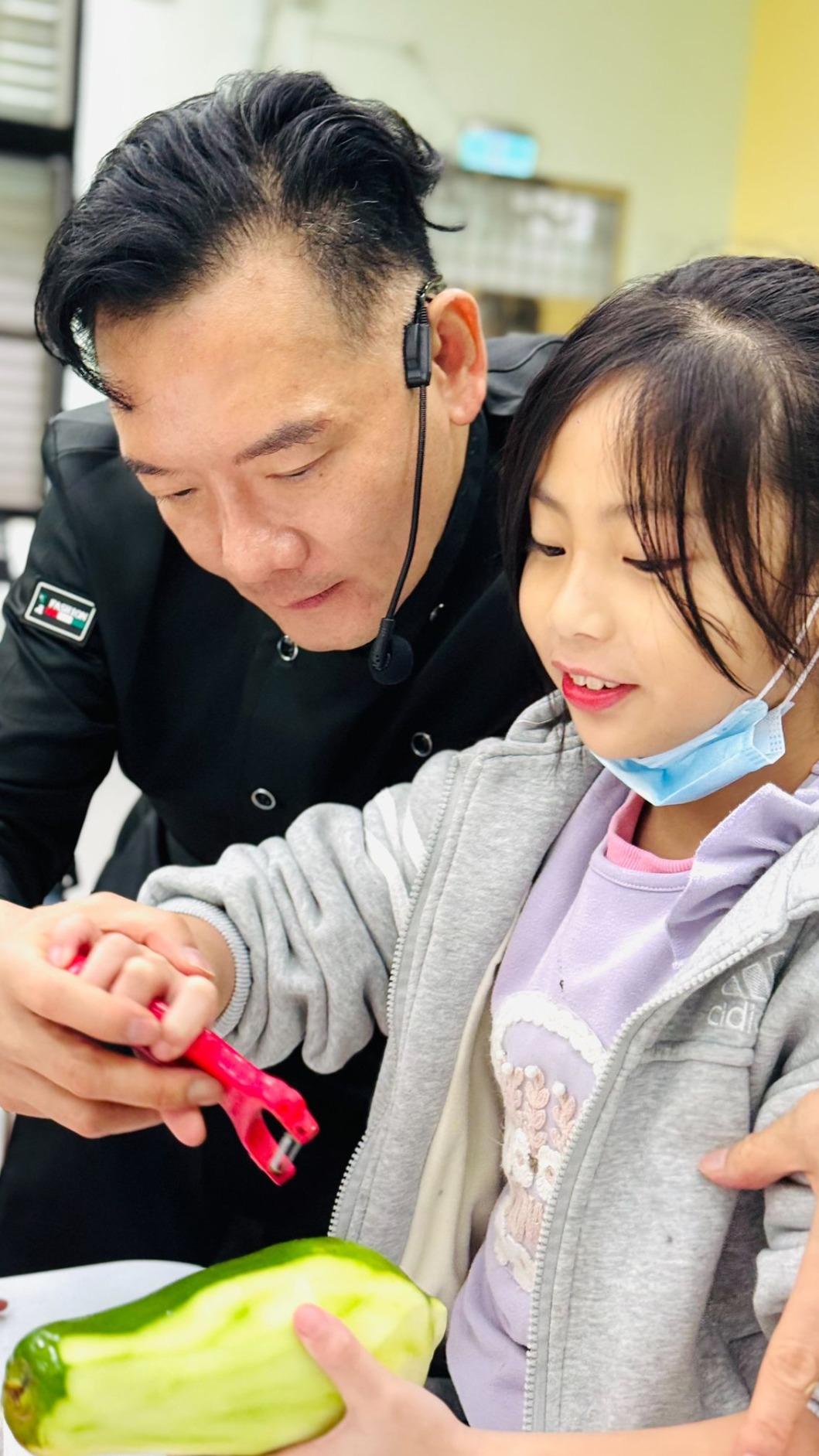 田定豐仔細教小朋友刨木瓜皮。（圖／唱戲世界娛樂提供）