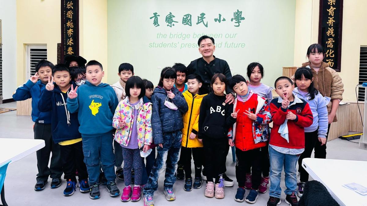 田定豐和小朋友們相約下次再一起用午餐。（圖／唱戲世界娛樂提供）