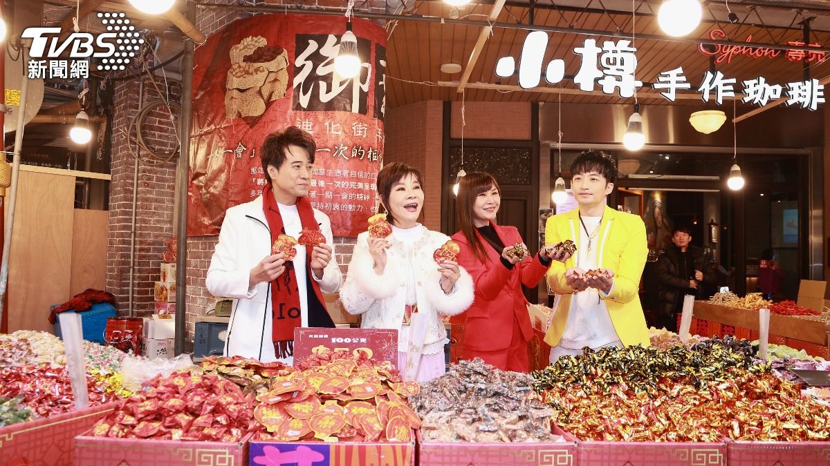 柯俊傑、龍千玉、林琇琪、葉諾帆逛年貨大街。（圖／黃城碩攝）