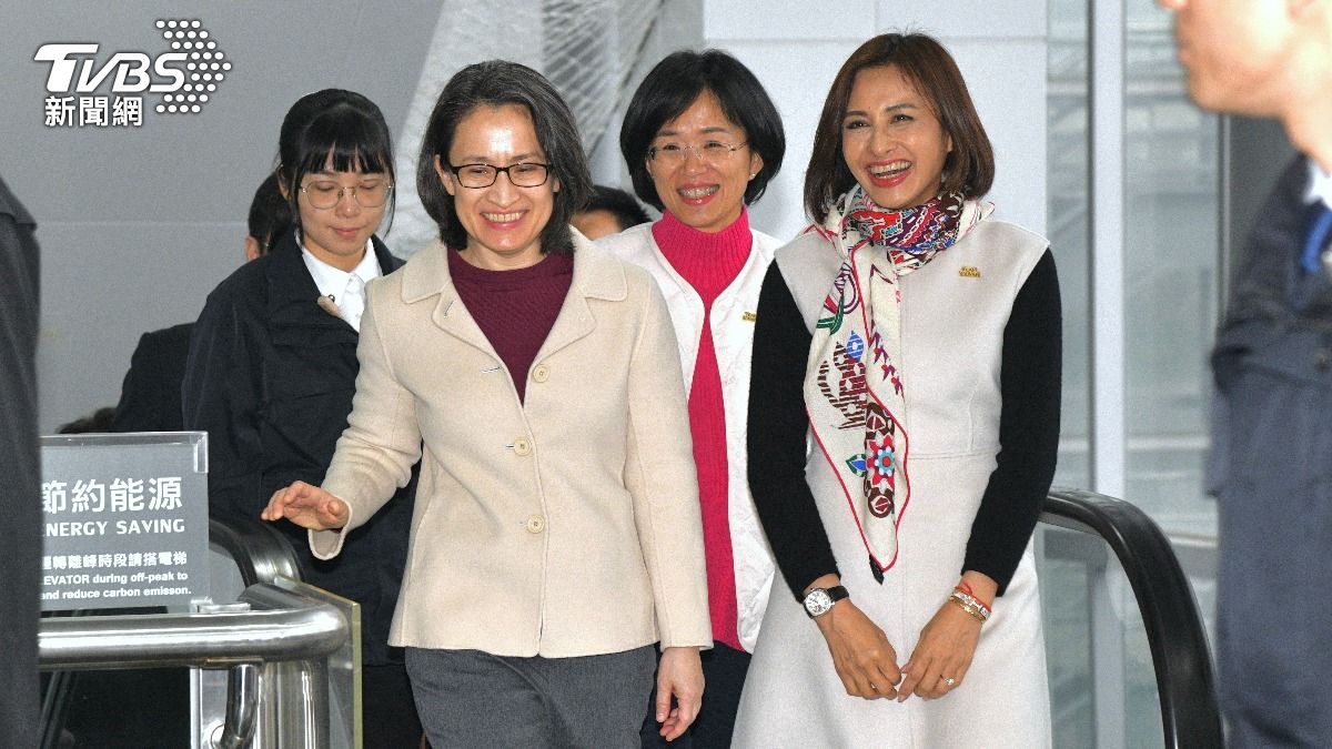 蕭美琴笑說，自己跟邱議瑩「有點撞衫」。（圖／胡瑞麒攝）