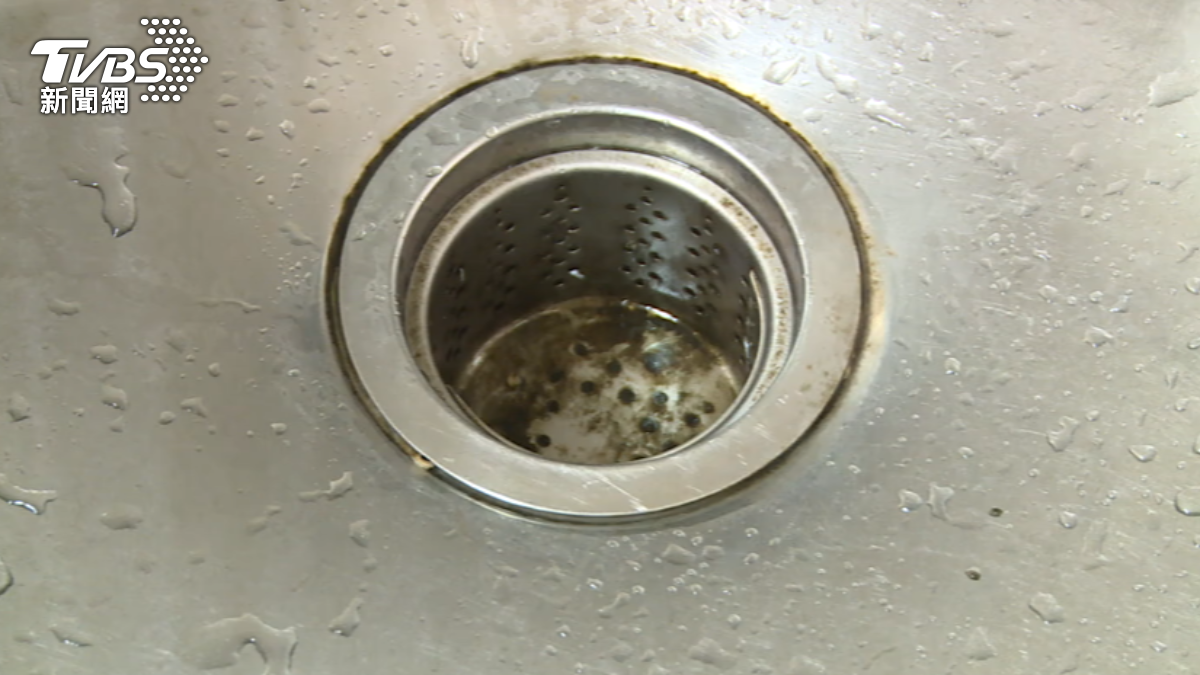 廚房水槽狂卡油垢！內行放「1物」秒乾淨：不用刷洗