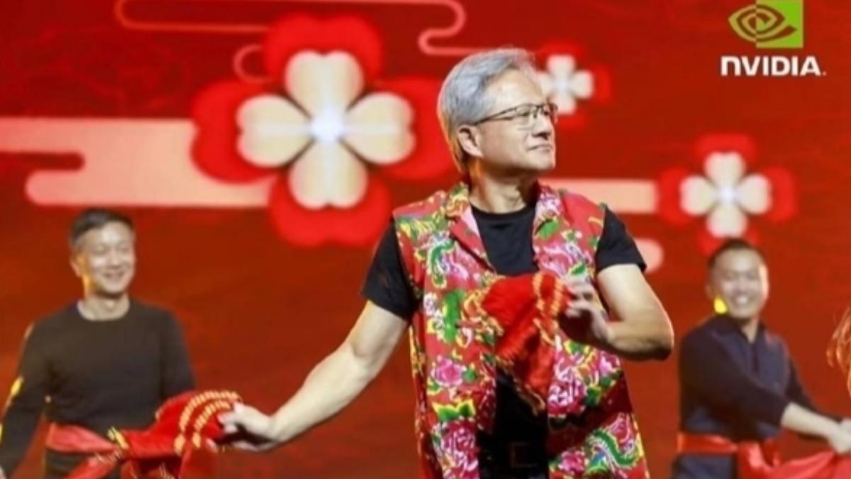 黃仁勳去年身穿東北大花背心，在舞台上與員工大跳秧歌。（圖／翻攝自《快科技》）